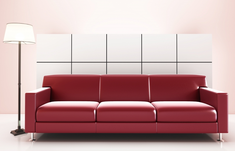 en röd soffan i ett rum